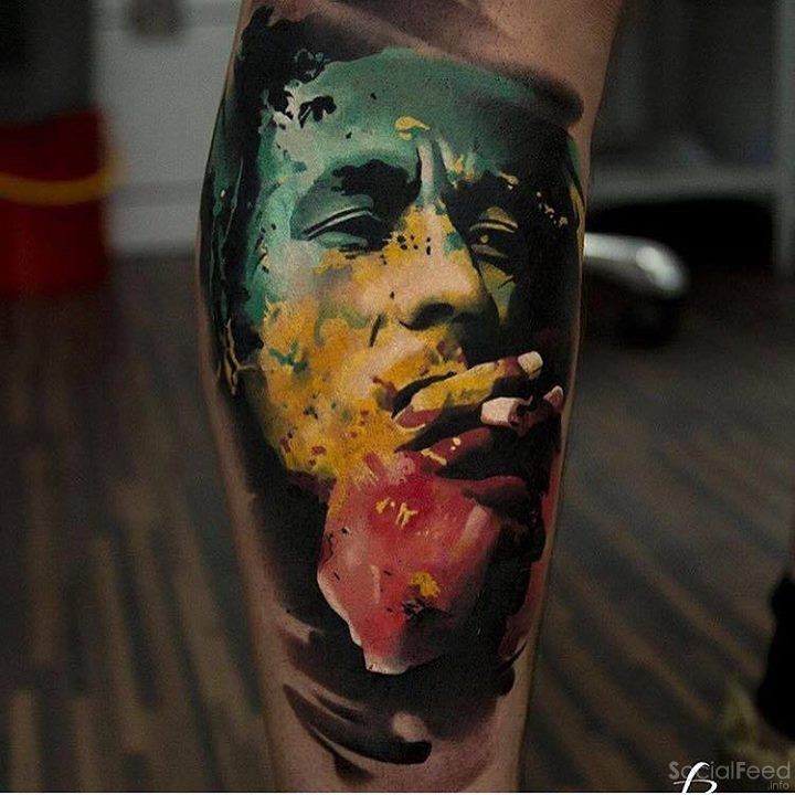 小腿抽象风格彩色的吸烟男子肖像纹身图案