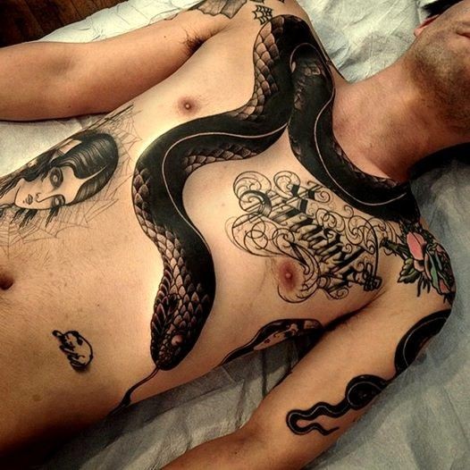 胸部惊人的黑色蛇纹身图案