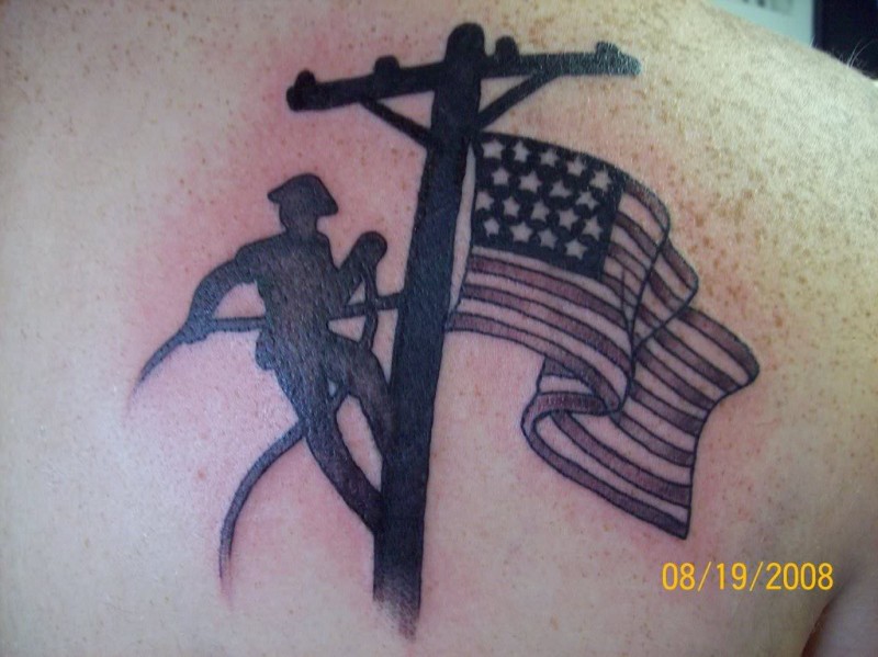 背部电桩和工人剪影与美国国旗纹身图案