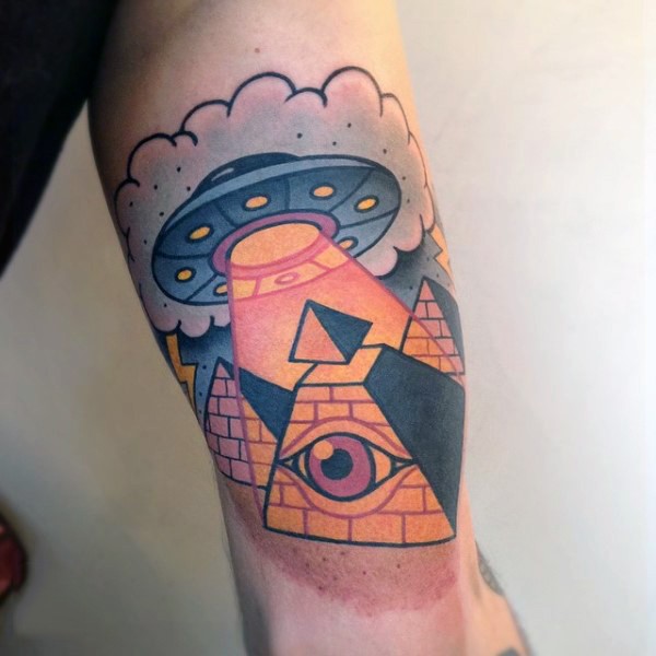 手臂卡通金字塔和外星飞船彩色纹身图案