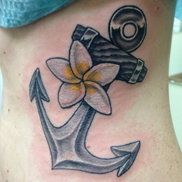 白色茉莉花和船锚侧肋纹身图案