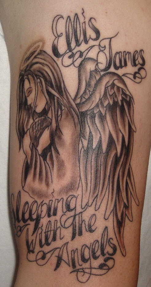 悲伤的天使字母手臂纹身图案