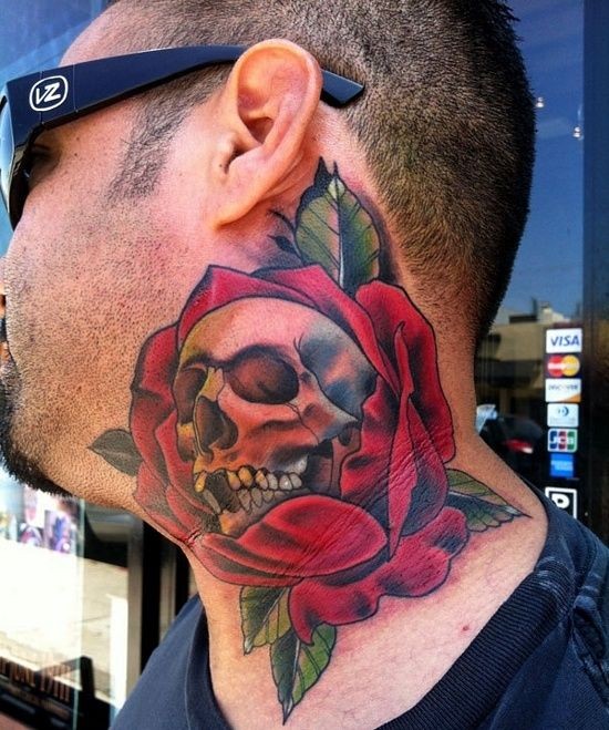 男性颈部3D彩色的玫瑰花和骷髅纹身图案