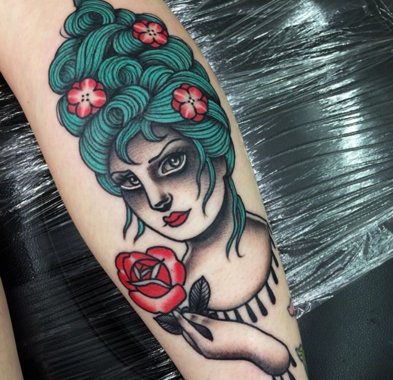 手臂彩色美丽的女人与花朵纹身图案