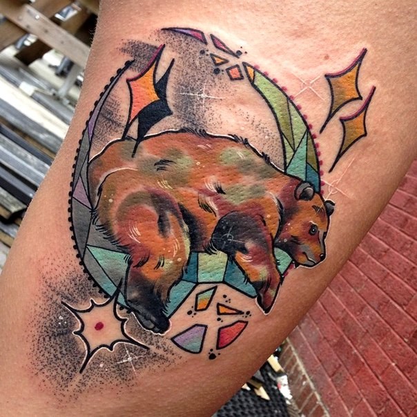 抽象风格的彩色熊与星星纹身图案