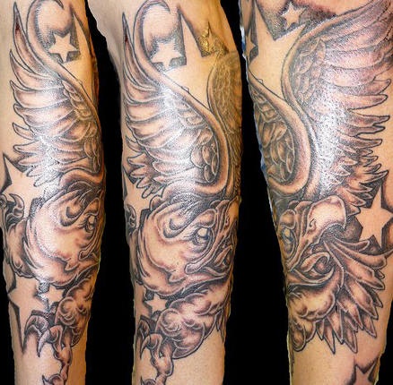 手臂3D逼真的鹰和星星纹身图案