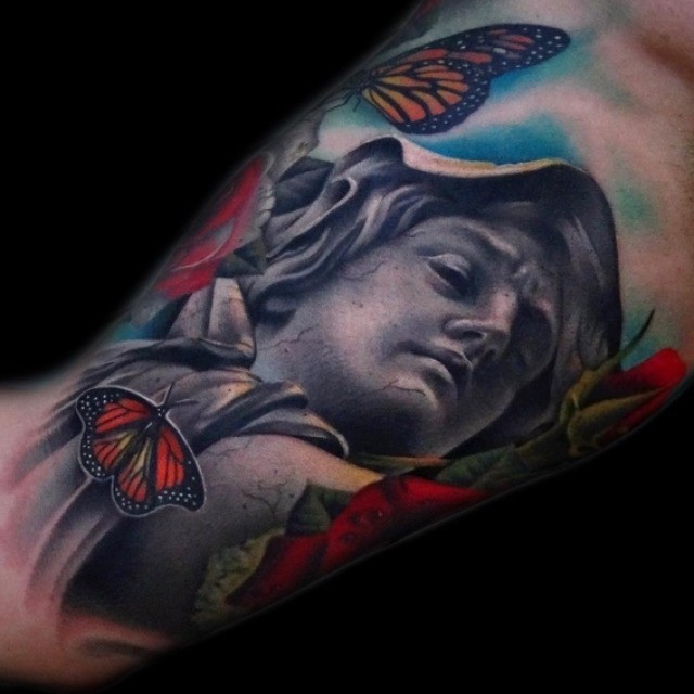 彩色的蝴蝶和花朵雕像手臂纹身图案