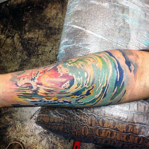手臂五彩的海浪纹身图案