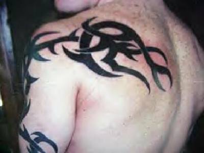 手臂和背部黑色的部落图腾纹身图案