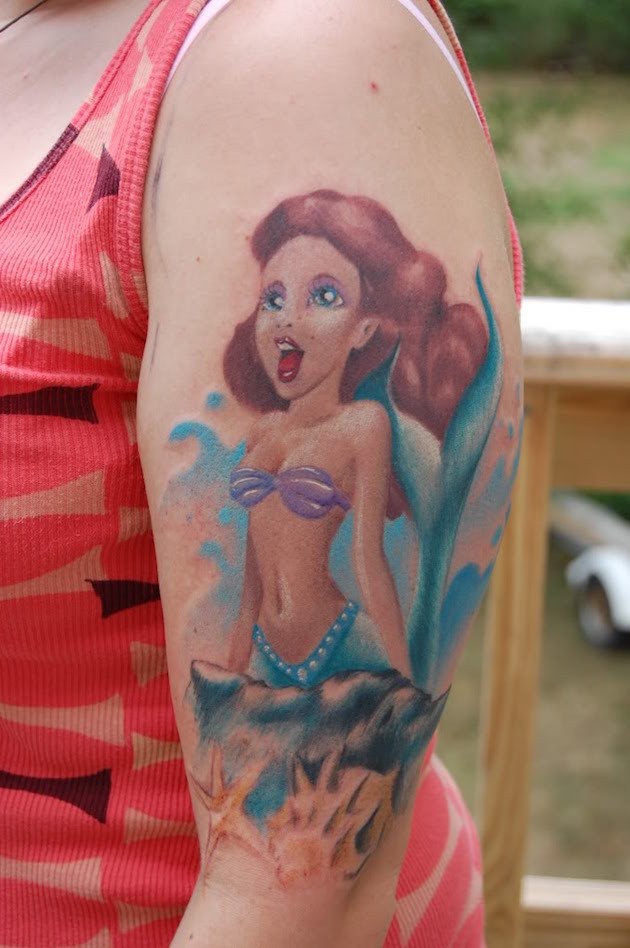 手臂彩色美丽的卡通美人鱼纹身图案