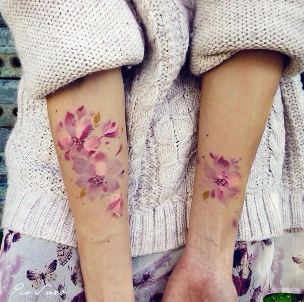 女生手臂甜美的彩色花朵纹身图案