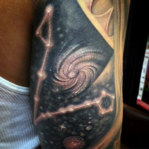 手臂有趣的彩绘星座符号和星系纹身图案