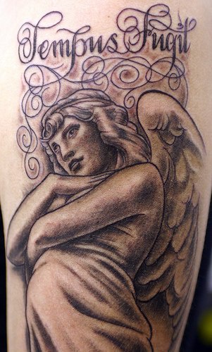 女性天使和英文字母纹身图案