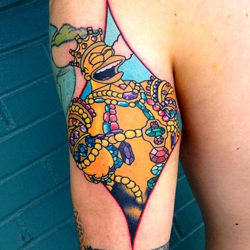 卡通风格的彩色辛普森王珠宝手臂纹身图案