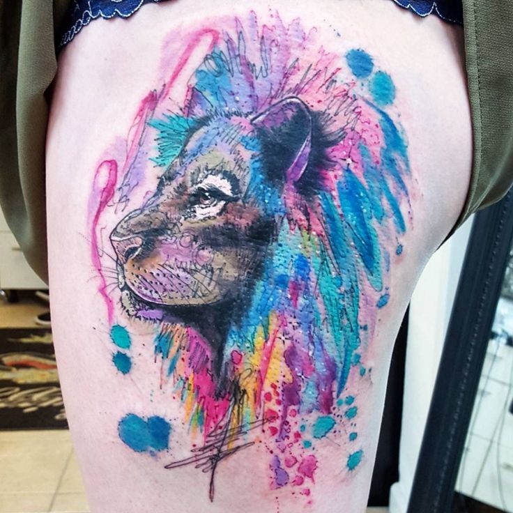 大腿抽象风格的七彩狮子头纹身图案