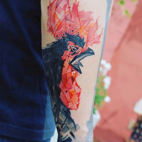 手臂抽象风格的彩色公鸡纹身图案