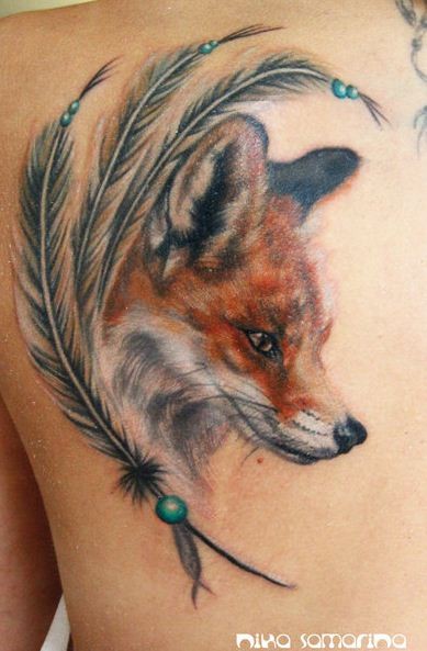 背部多彩的狐狸头和羽毛纹身图案