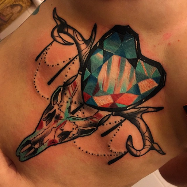腹部彩色的鹿头骨和心形钻石纹身图案