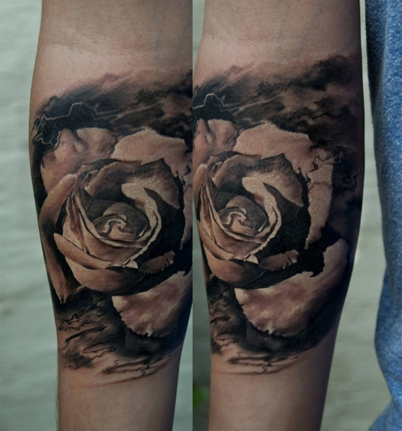 黑灰风格玫瑰花手臂纹身图案