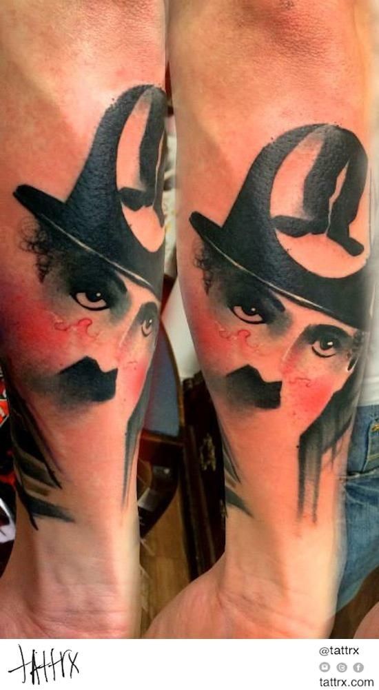 彩色有趣的卓别林肖像手臂纹身图案