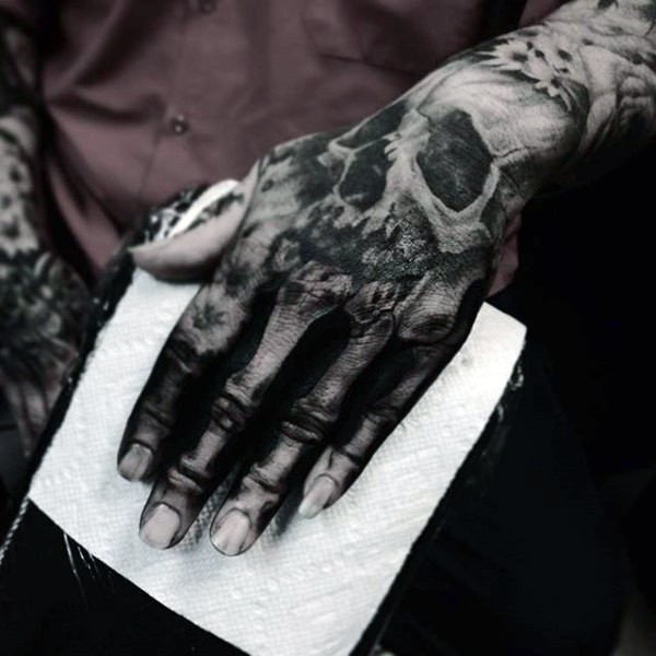 手背令人毛骨悚然的黑白骷髅骨架纹身图案