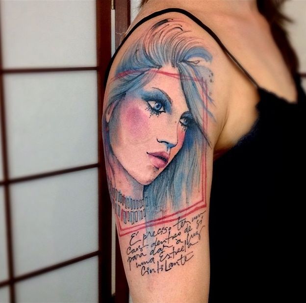 手臂彩色的女人肖像和字母纹身图案