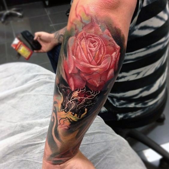 手臂华丽的3D彩色玫瑰和骷髅纹身图案