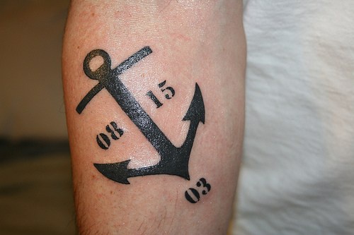手臂黑色的海军船锚与时间标记纹身图案