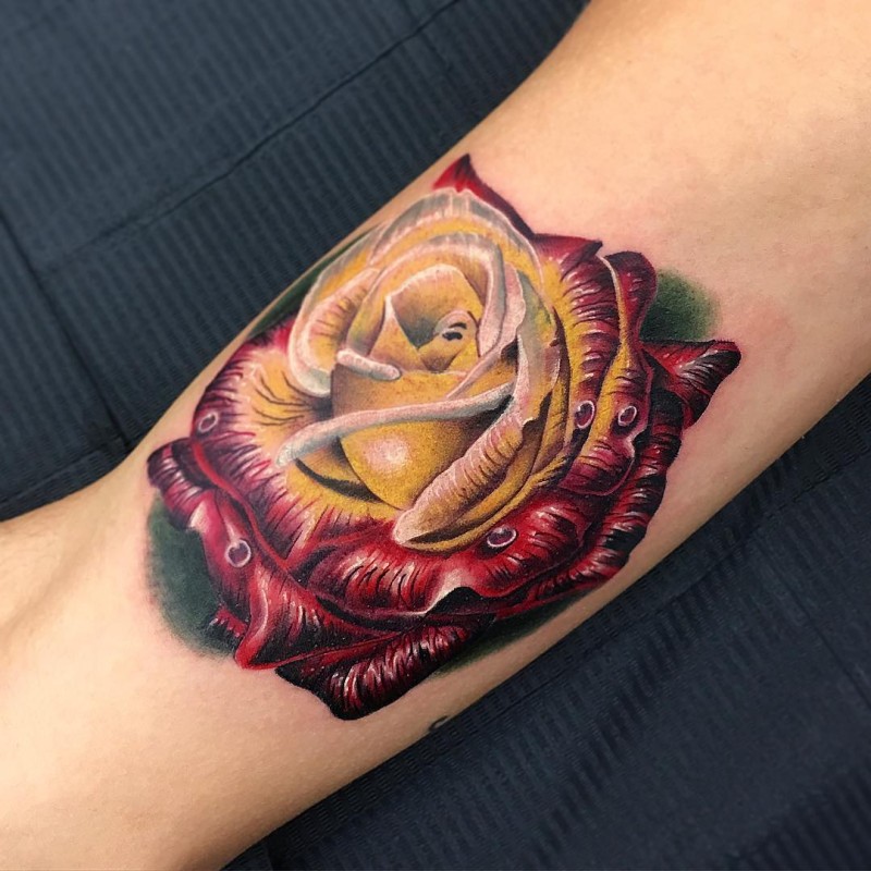 手臂非常惊人的3D彩色玫瑰纹身图案