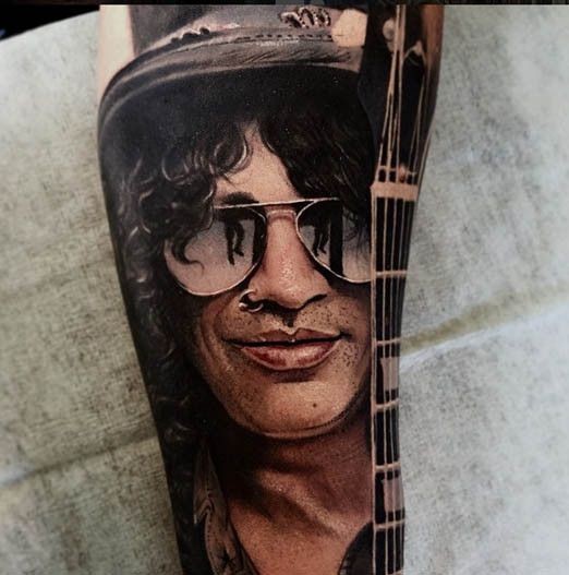 男性肖像与吉他彩绘手臂纹身图案
