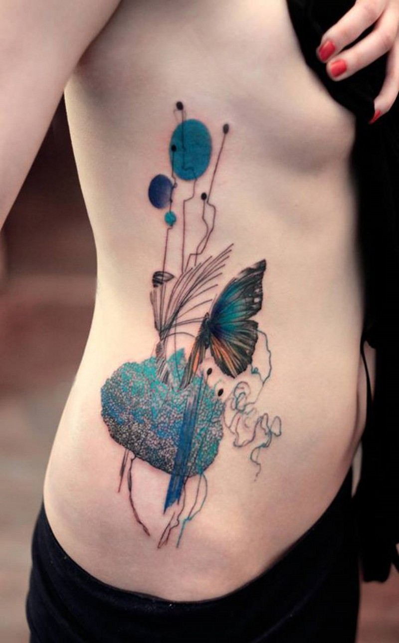 侧肋好看的抽象花朵与蝴蝶纹身图案