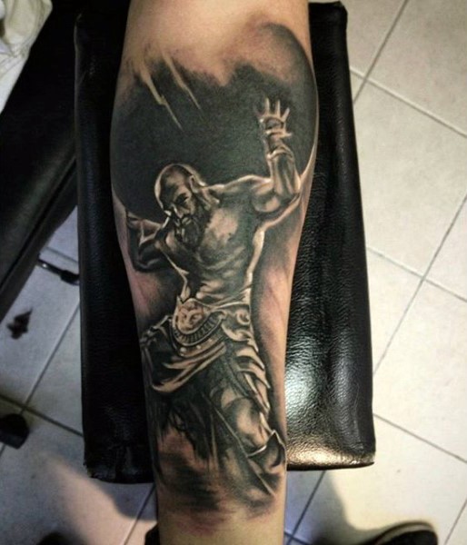 手臂黑白泰坦肖像写实纹身图案
