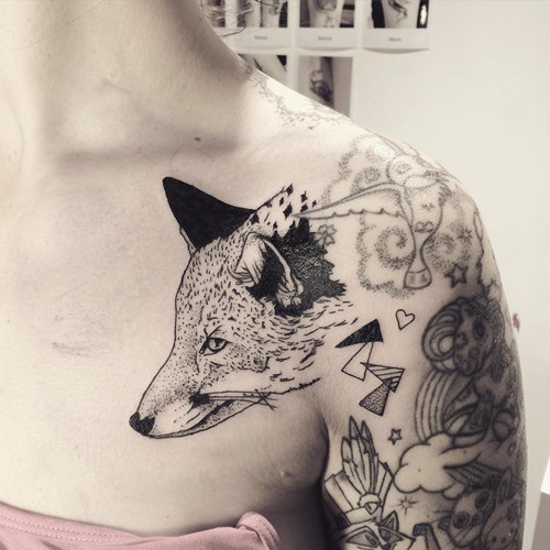 肩部黑色点刺3D神秘的狐狸纹身图案