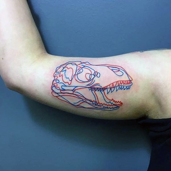 大臂3D红色和蓝色线条恐龙头骨纹身图案