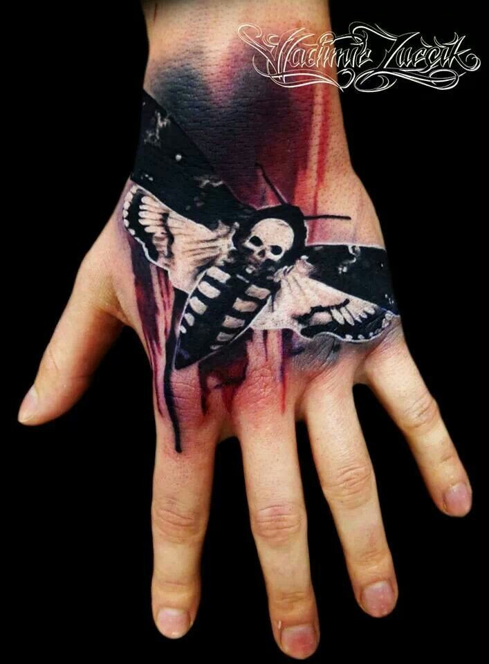 手背漂亮的3D飞蛾与白色骷髅纹身图案
