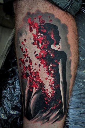 小腿惊人的黑色和红色女性背影花瓣纹身图案
