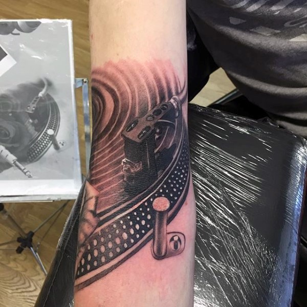 简单的黑白唱片机个性手臂纹身图案
