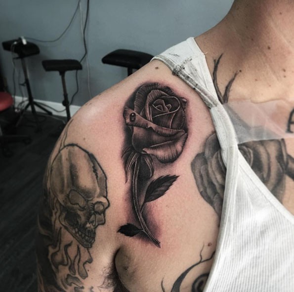 肩部美丽的黑白3D玫瑰纹身图案