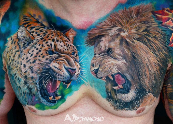 胸部逼真的彩色豹子和狮子头像纹身图案
