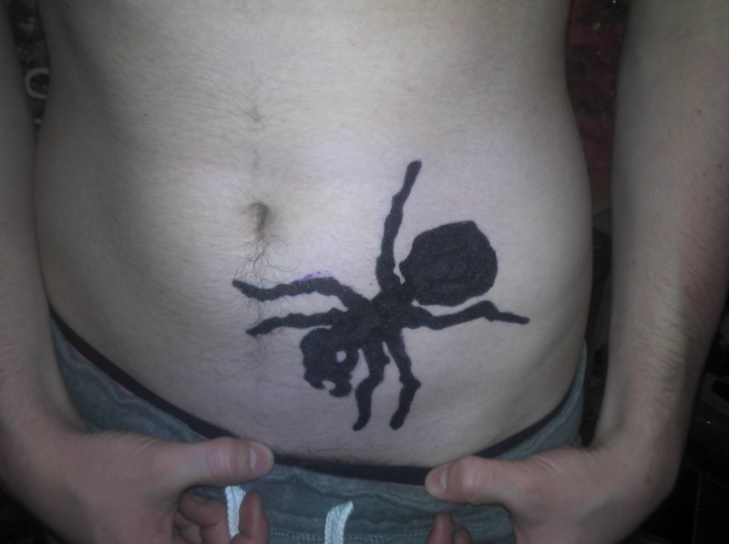 腹部黑色的大蚂蚁纹身图案