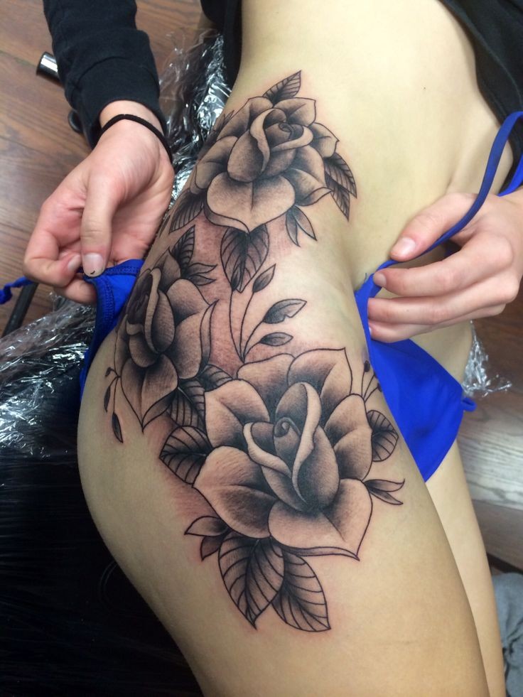 女生大腿个性的黑白玫瑰花纹身图案