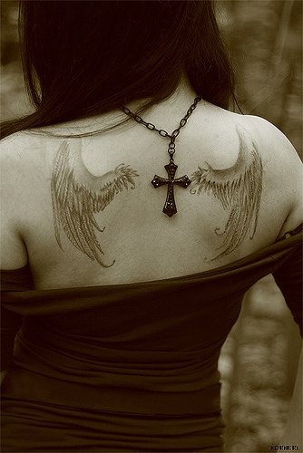 女孩背上的翅膀纹身图案