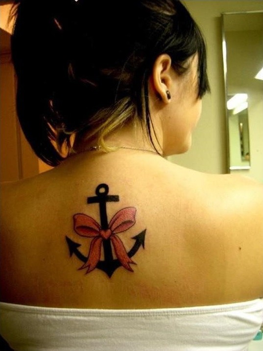 可爱的黑色船锚与粉红色蝴蝶结背部纹身图案