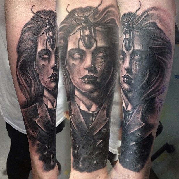 手臂令人毛骨悚然的黑色女人肖像和昆虫纹身图案