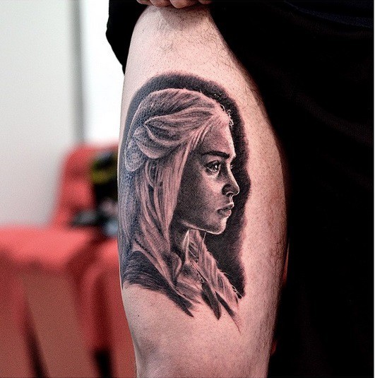 大腿上美丽的女性肖像写实纹身图案