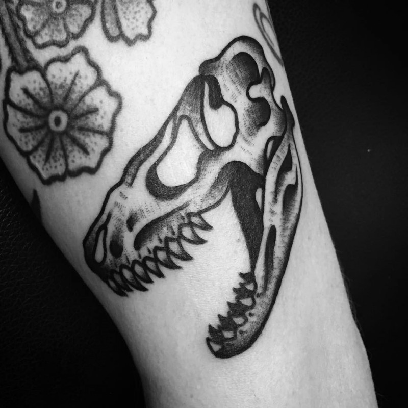 old school黑色恐龙头骨和花朵手臂纹身图案