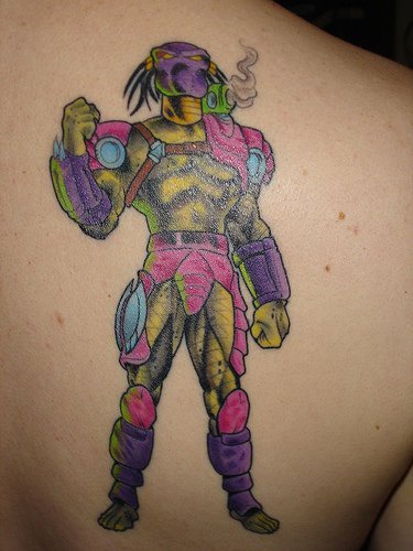 背部色彩鲜艳的外星生物纹身图案