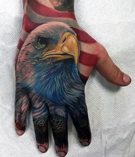 手背逼真的彩色鹰头与美国国旗纹身图案