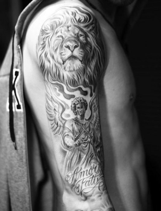 手臂黑白狮子与天使字母纹身图案