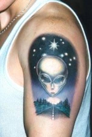 手臂星空下的外星人肖像纹身图案